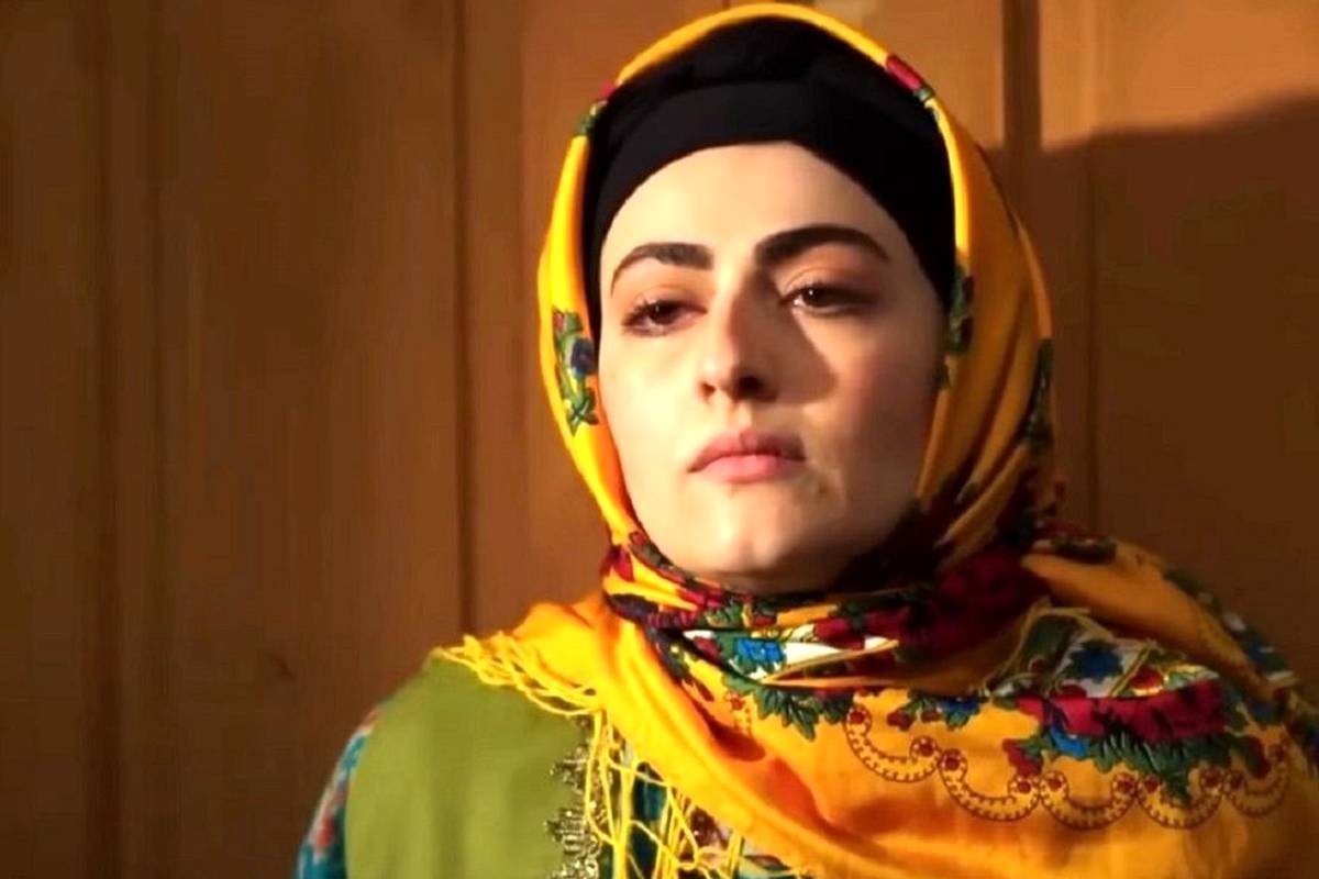 ژست دوستانه «خسرو، نصیر و انیس» در پشت صحنه سریال سوجان + تصویر
