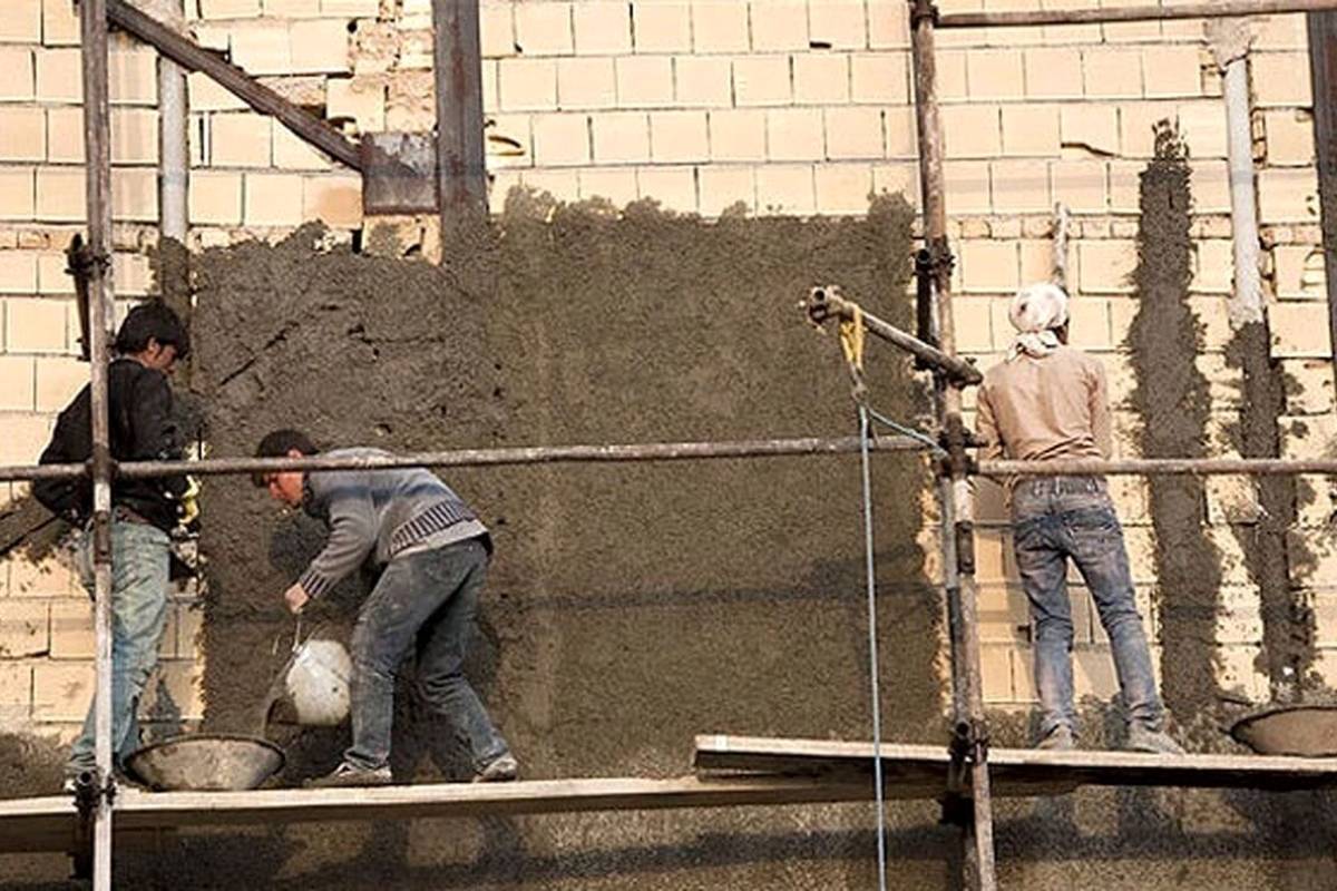 (ویدئو) لحظه وحشتناک سقوط داربست به داخل منزل همسایه در اردبیل