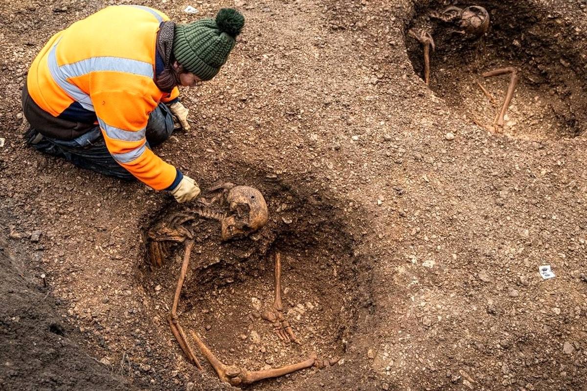 گورستان 2 هزارسالۀ «مردههای نِشسته» که از زیر حیاط یک مدرسه بیرون آمد