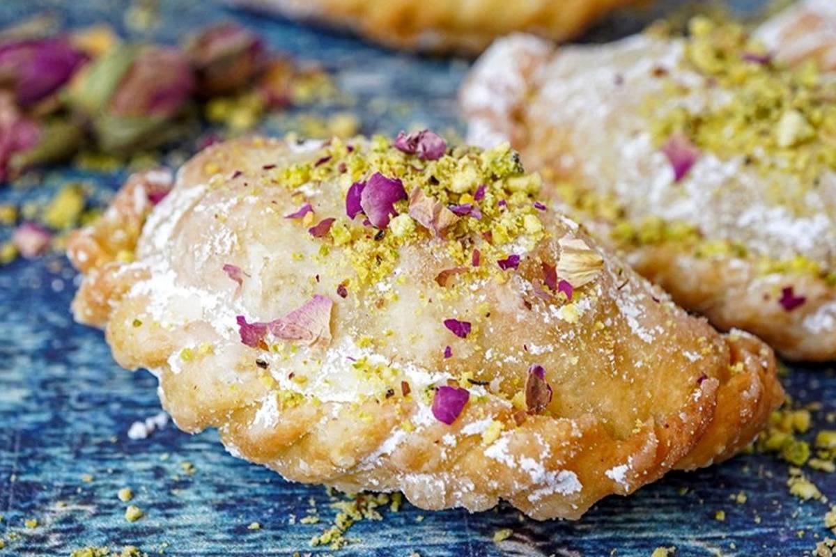 طرز تهیه قطاب خانگی؛ شیرینی لذیذ برای دورهمیهای شما