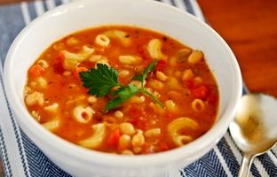 طرز تهیه سوپ ماکارانی مخصوص روز‌های سرد پاییز