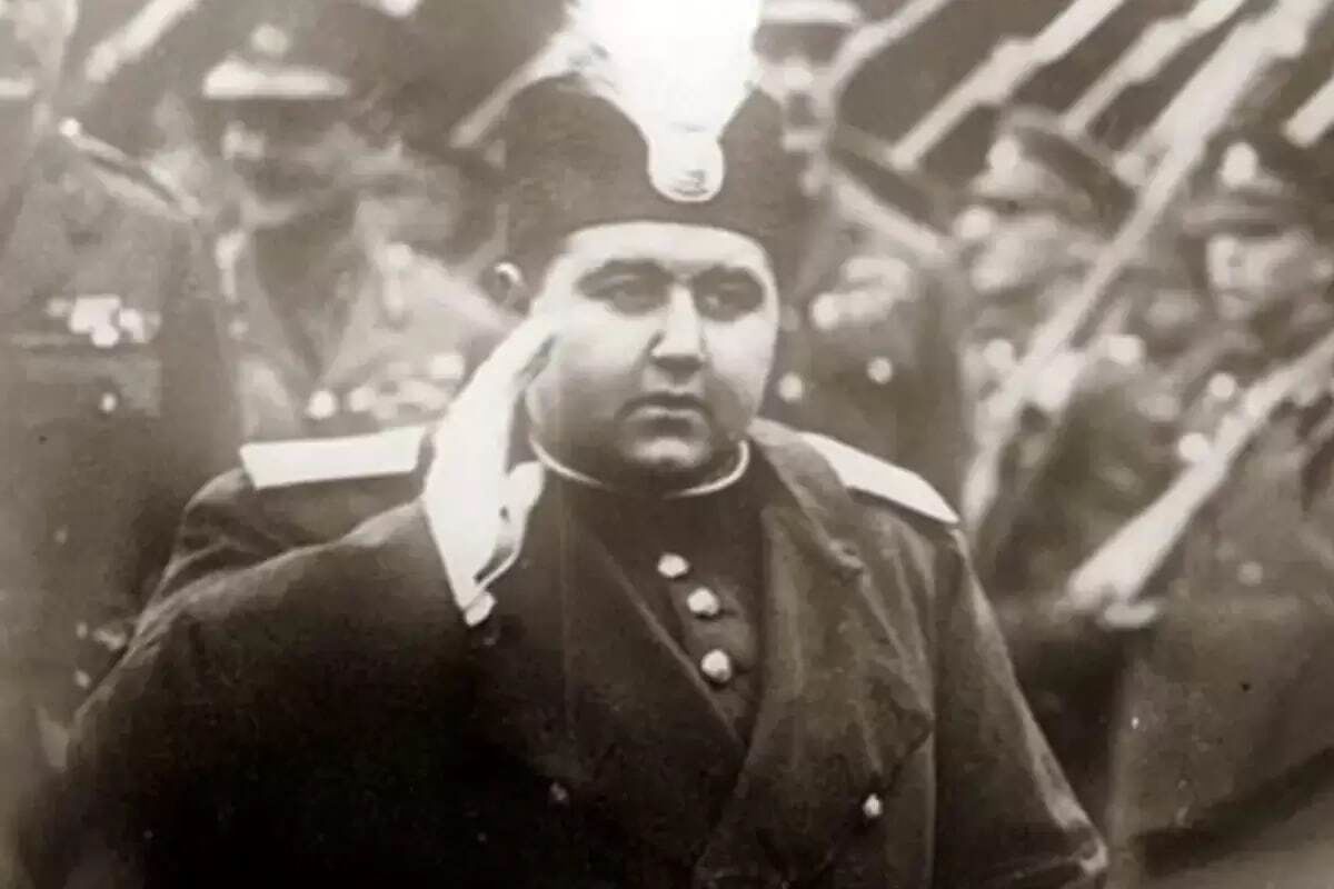 احمدشاه قاجار و پادشاه ایتالیا در حال بازدید از نیروها 