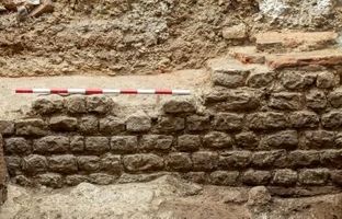 
کشف بقایای ساختمان ۲۰۰۰ساله زیر یک اداره
