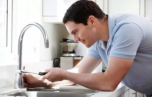  نحوه تعمیر و رفع مشکل چکه کردن و نشتی شیر آب + ویدئو