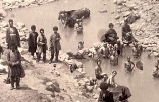 سفر به عصر قاجار؛ آب‌تنی با اسب در چشمۀ «زنانه-مردانه» 