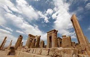 هنرنمایی دیدنی یک دختر در تخت جمشید + ویدئو