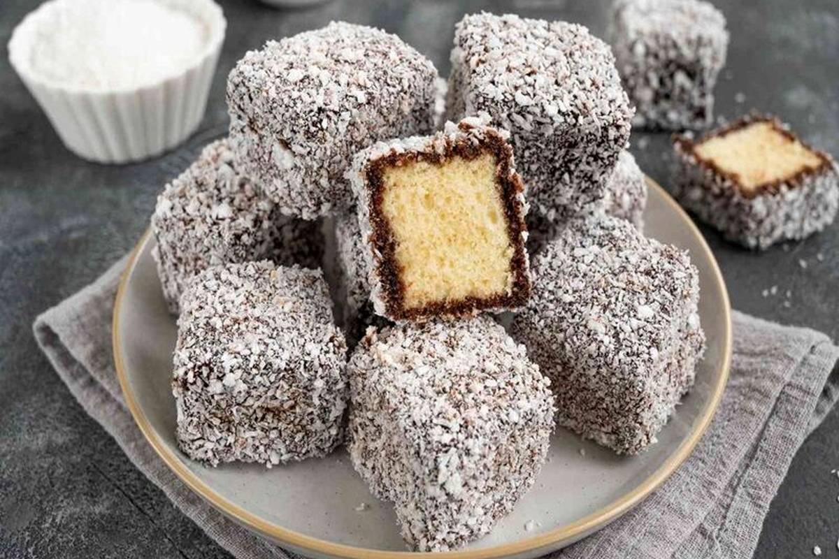 طرز تهیه کیک نارگیلی لقمهای؛ میان وعدهای برای بچههای مدرسه