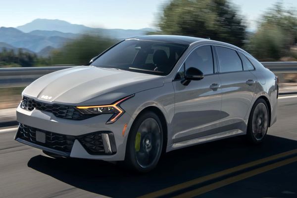 «هونگچی H5» در برابر «کیا K5»؛ کدام خودرو در ایران پیروز می شود؟ 