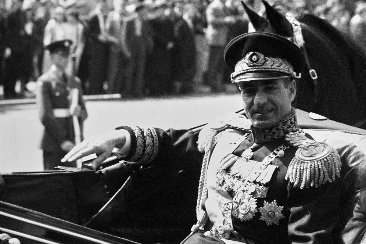 ژست مغرورانه محمدرضا پهلوی در لندن + عکس