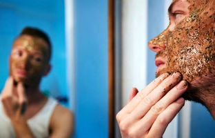 بهترین زمان لایه‌برداری پوست؛ قبل از اصلاح لایه‌برداری کنیم یا بعد از آن؟