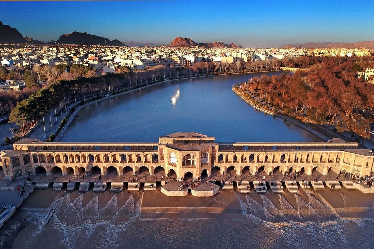 پل خواجو اصفهان در دهه 30؛ فرودگاه رشت در دهه 40 + عکس