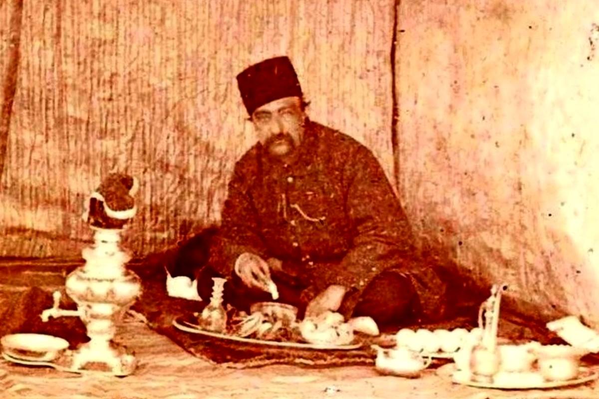 «ناصرالدین شاه» سوار بر سه‌چرخۀ سلطنتی در حیاط کاخ گلستان