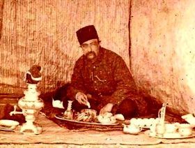 «ناصرالدین شاه» سوار بر سه‌چرخۀ سلطنتی در حیاط کاخ گلستان