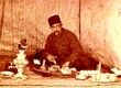 «ناصرالدین شاه» سوار بر سه‌چرخۀ سلطنتی در حیاط کاخ گلستان
