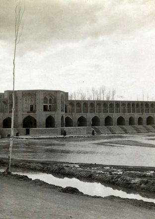 95 سال پیش با خودرو کنار پل خواجو اصفهان + تصویر