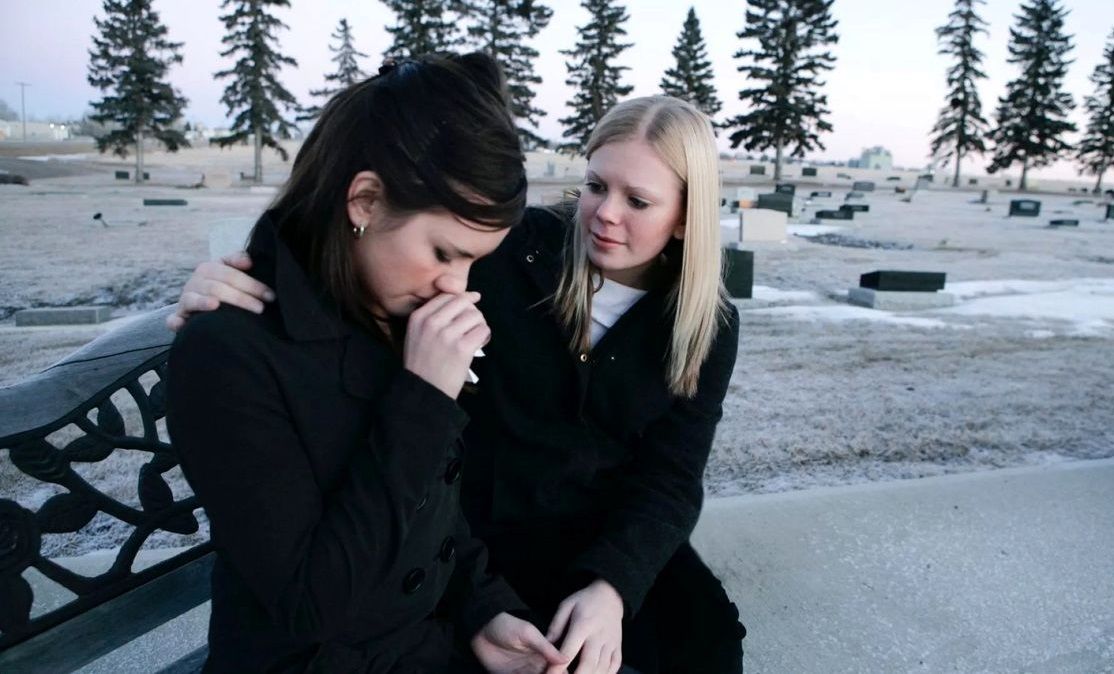 ۵ جمله‌ای که نباید به هنگام تسلی دادن دوست سوگوارمان بگوییم