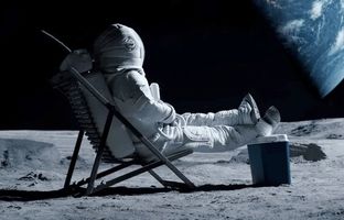 روشنایی زمین در آسمان ماه چقدر است؟