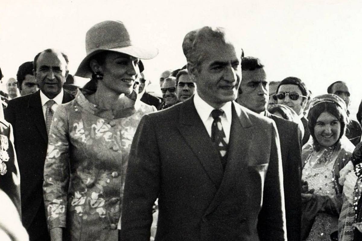چهره در فکر فرح کنار محمدرضا پهلوی در پاریس + عکس