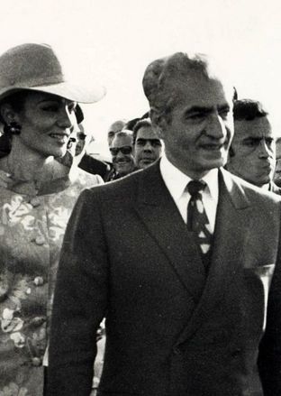 چهره در فکر فرح کنار محمدرضا پهلوی در پاریس + عکس