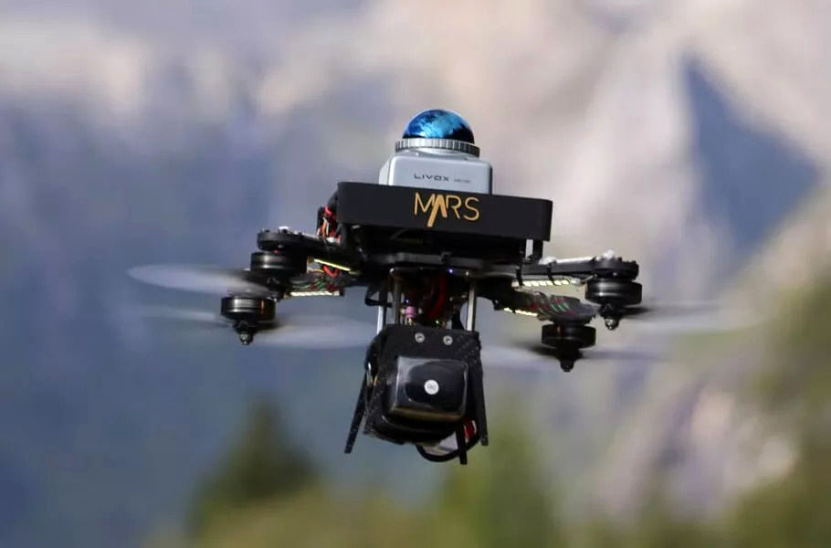 این پهپاد پرسرعت مانند یک پرنده بدون GPS در دل تاریکی جنگل پرواز می‌کند + ویدئو