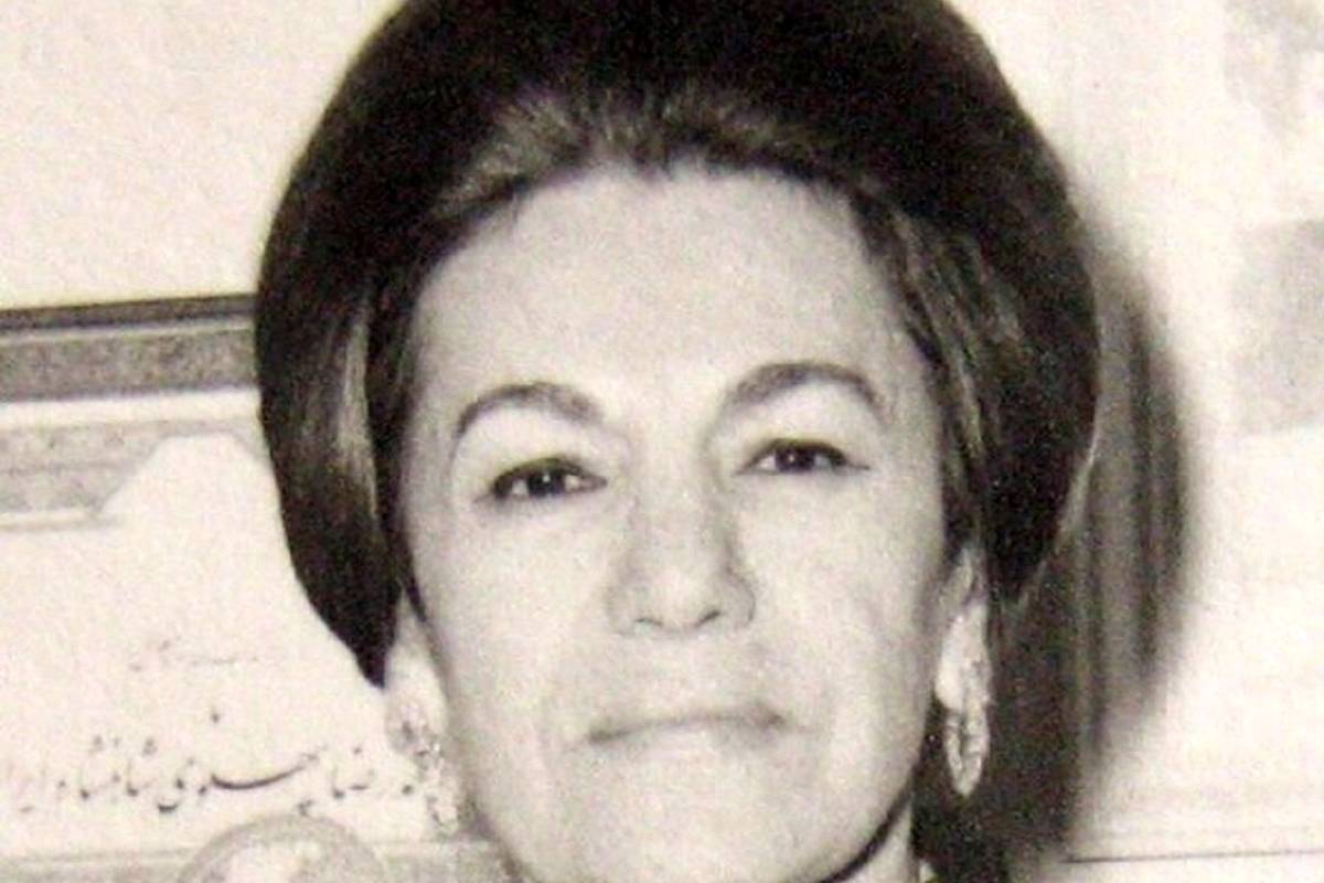 فرح در کنار پدر و مادرش سهراب و فریده دیبا؛ اواخر دهه 1310