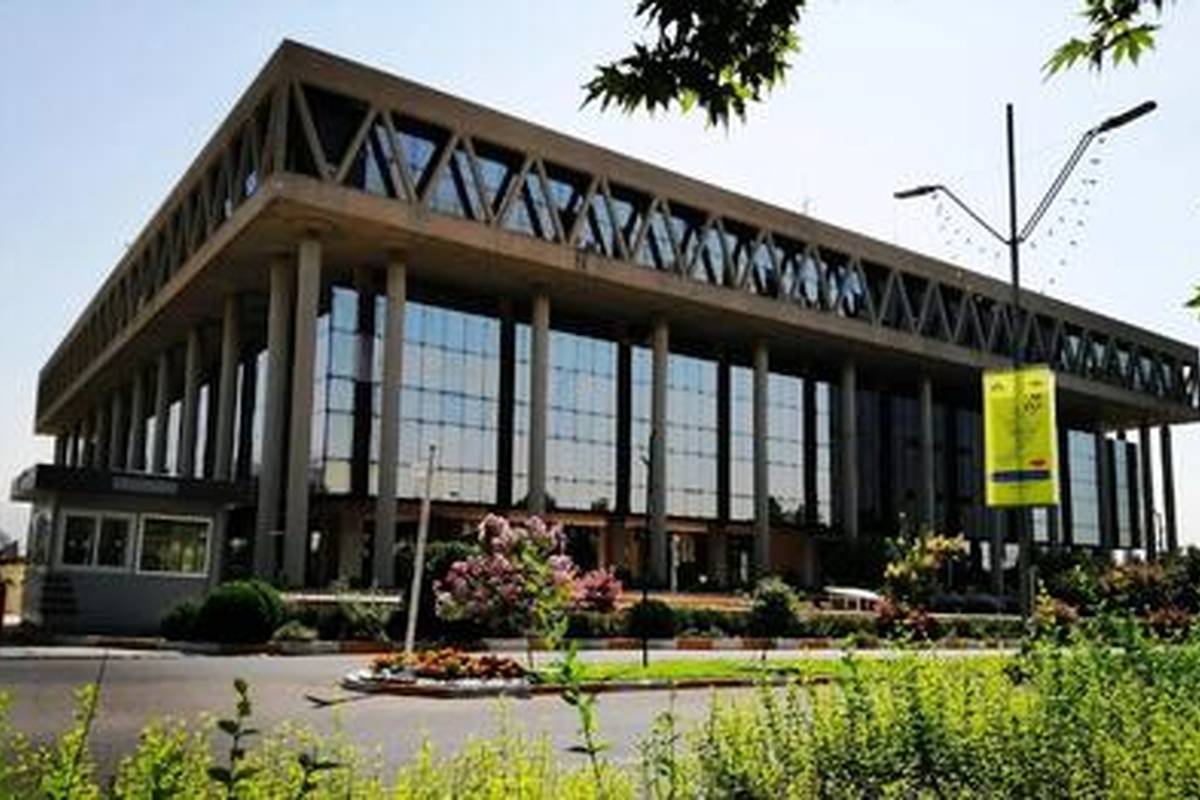  اجرای زیبای سرود‌ «ای ایران» در مقابل ساختمان شیشه‌ای صداوسیما + ویدئو