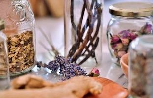 ۱۲ داروی گیاهی چربی کبد؛ از جگرواش تا زردچوبه