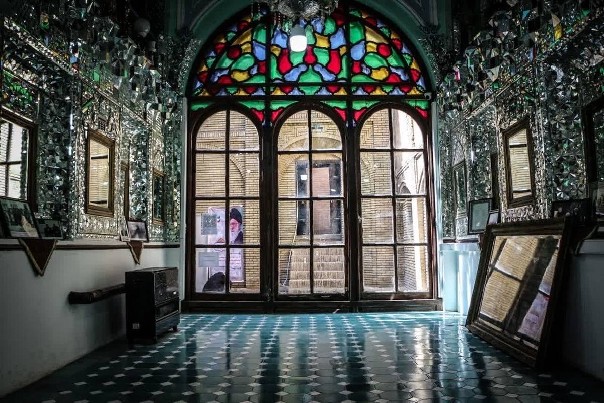راهنمای سفر: تکیه بیگلربیگی و معاون‌الملک، کرمانشاه، شکوه آئینه و کاشی + عکس