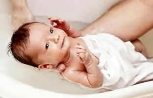 آموزش نحوه صحیح پاشویه کودک و نوزاد برای کاهش تب