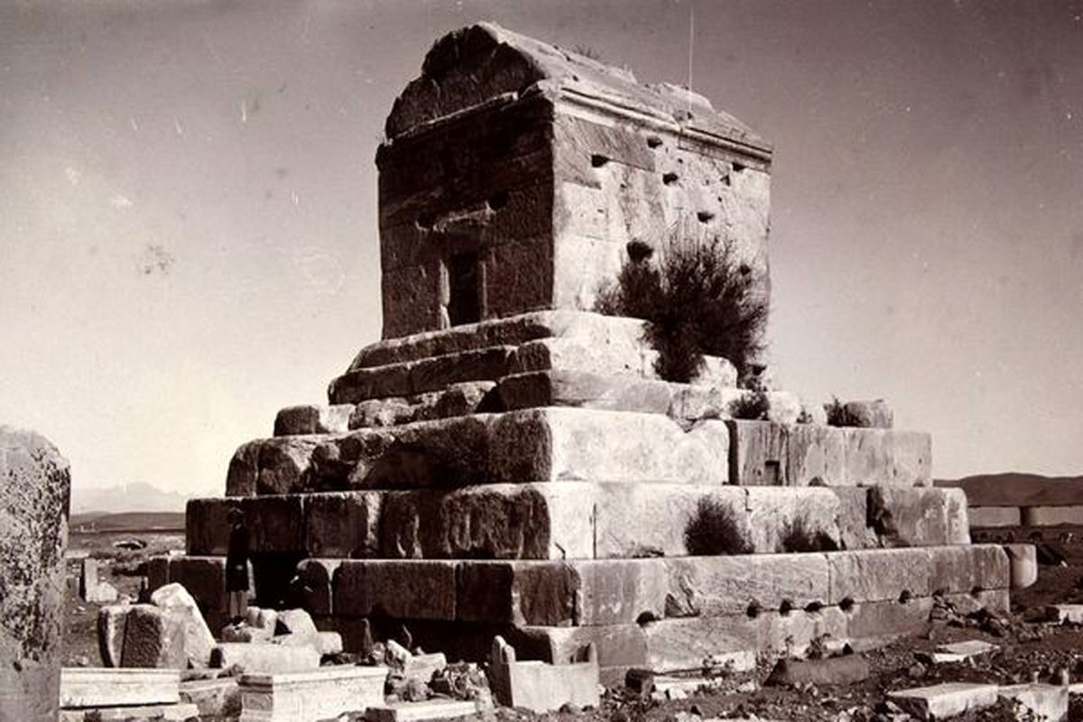  سفر به تاریخ؛ عکس یادگاری مردان قاجاری بر روی «مقبرۀ کوروش» 