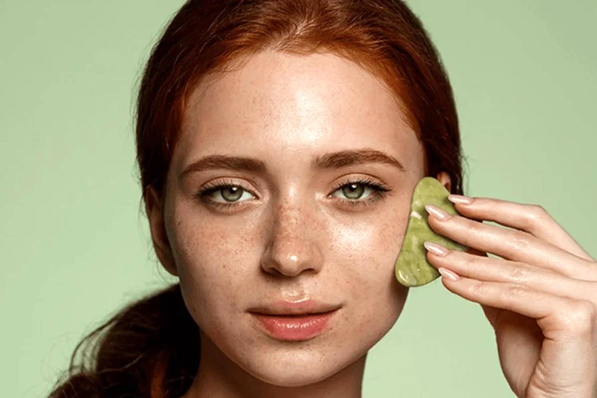 چه چیزی باعث پف صورت می‌شود + ۵ روش ساده رفع آن
