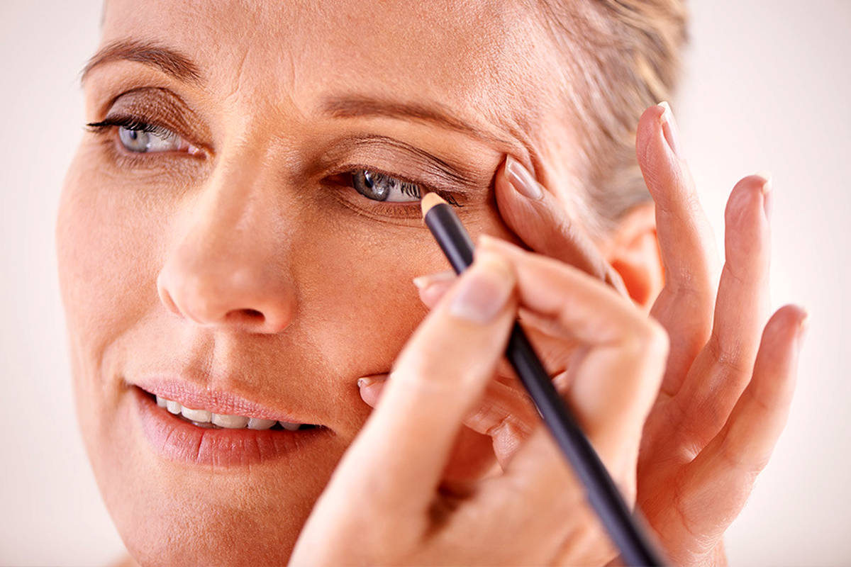 ۷ ترفند آرایشی برای زنان بالای ۵۰ سال؛ چطور با آرایش صحیح افتادگی پلک را محو کنیم؟