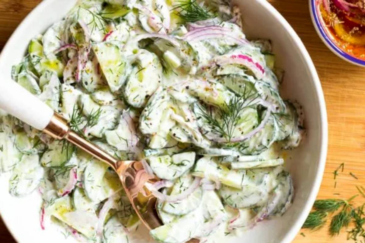 خوشمزه بپزید؛ طرز تهیه سالاد خیار و پیاز رژیمی + ویدئو