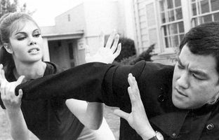  «بروسلی و وندی واگنر» در پشت صحنه سریال زنبور سبز؛ سال 1966 + عکس