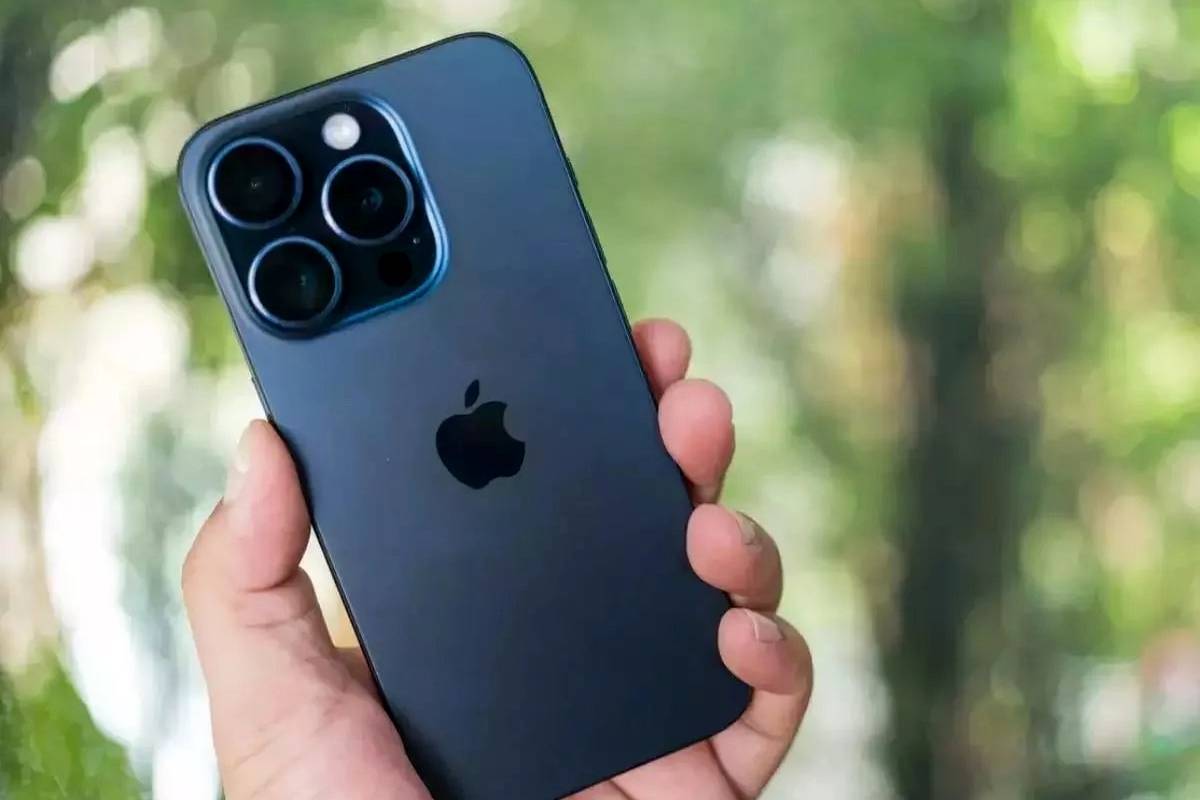 با تعرفههای جدید ترامپ آیفون چقدر گران میشود؟