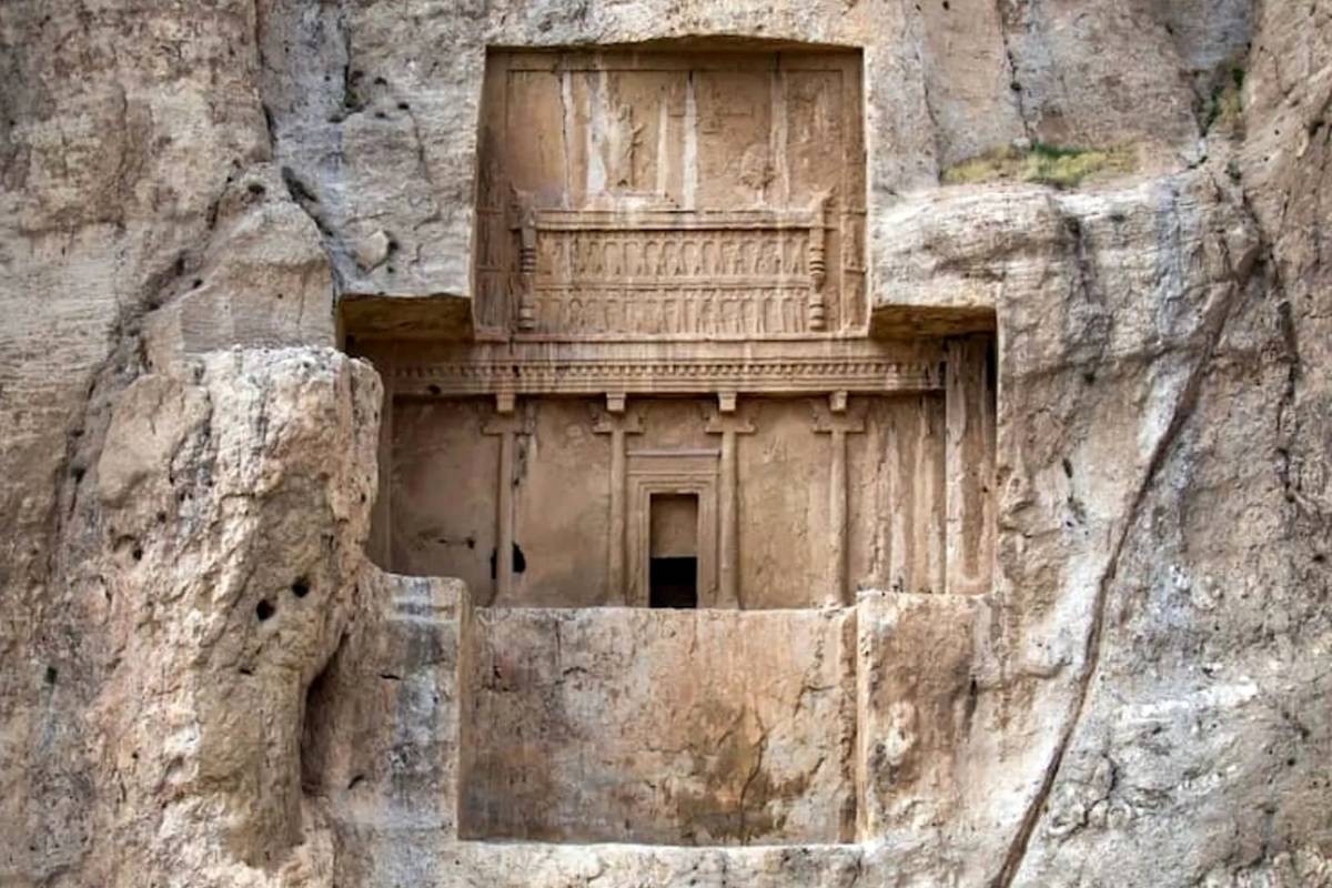 چرا آرامگاه داریوش بزرگ جای ۹ قبر دارد؟