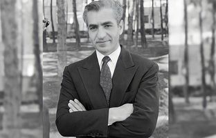 خودروی شاه در بازگشت به تهران و برپایی «طاق نصرت» + عکس