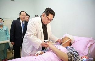 فیلم عجیب از درمان پیرزن به ظاهر فلج توسط کیم جونگ اون + ویدئو