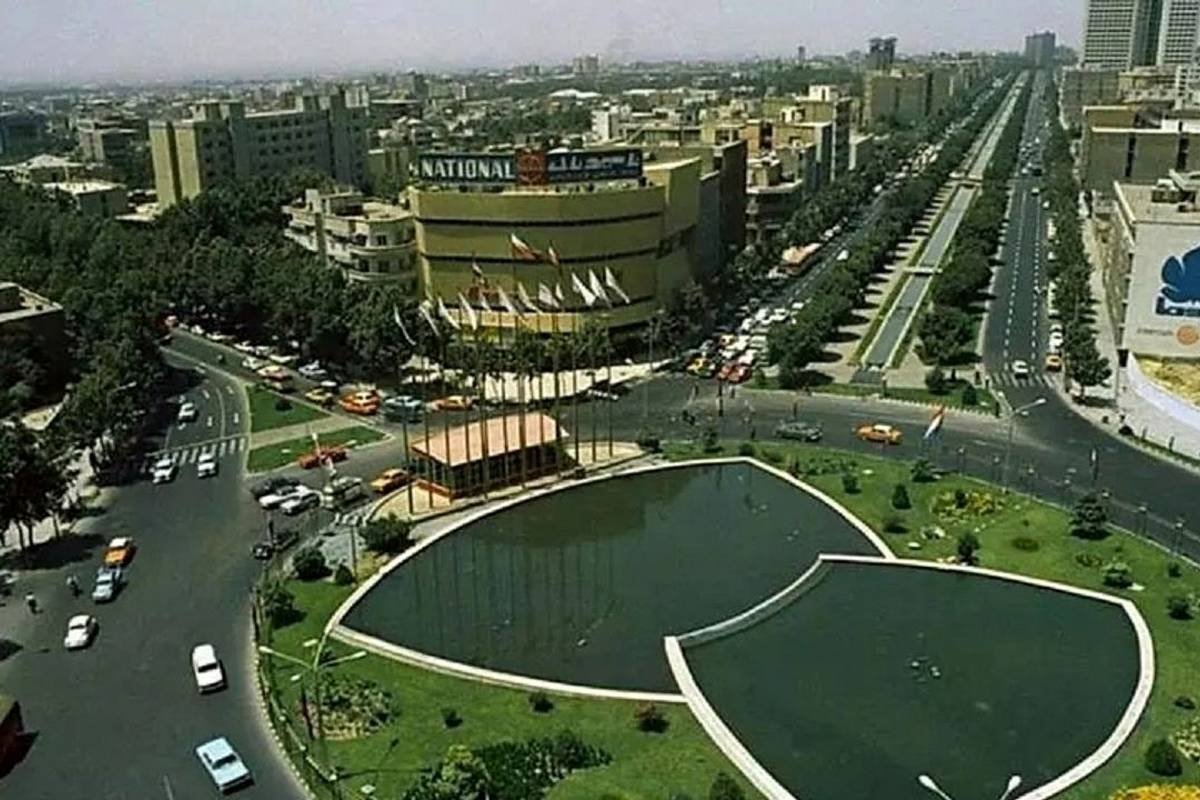 تهران قدیم؛ «عبور شتربان و شترهایش از خیابان ولیعصر»؛ دهه 20 + تصویر