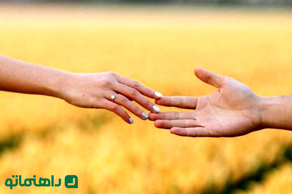 ترفند عکاسی با گوشی؛ عکس بهاری عاشقانه در باغ لاله به شیوه‌ی هنری و خاص