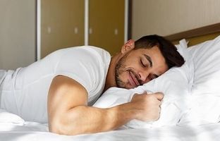 عوارض خوابیدن روی شکم