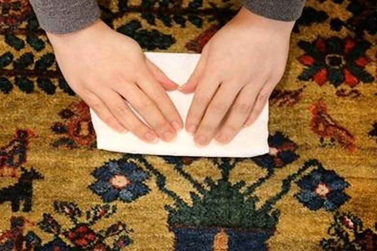 ترفندهای پاک کردن لکههای قدیمی از روی فرش