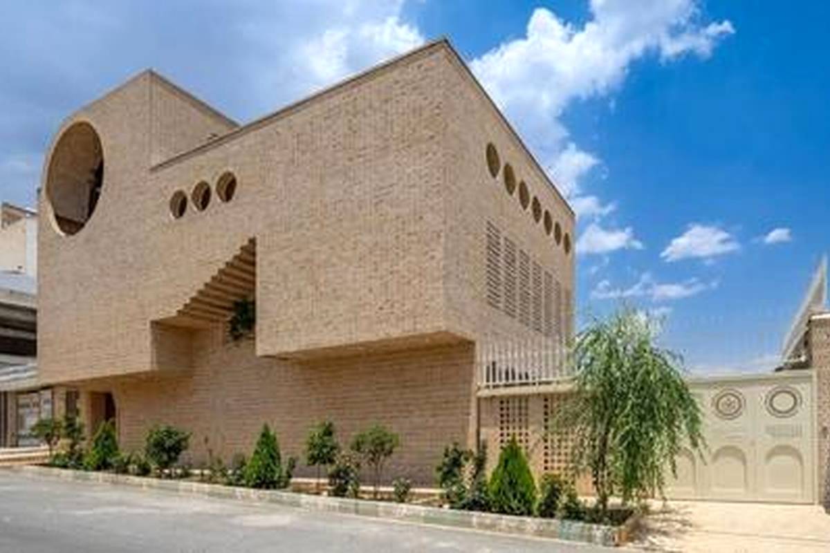 معماری که در خمینی شهر با خواسته‌های متناقض کارفرما یک شاهکار ساخت! + عکس