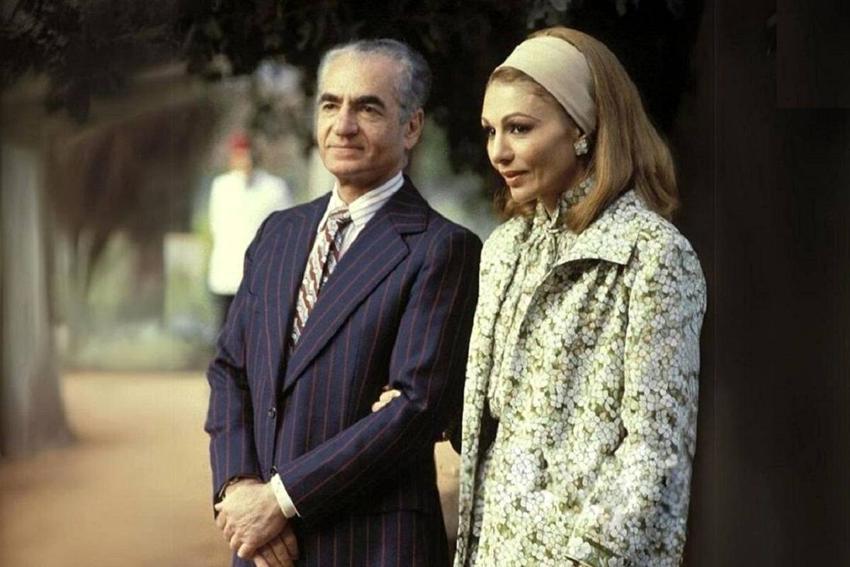 «شاه و فرح» در حال آبگوشت خوردن در چادر عشایر؛ دهه 40 + تصویر