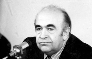 «بهروز وثوقی و هویدا» در پشت صحنه فیلم قهرمانان؛ سال 1349 + عکس