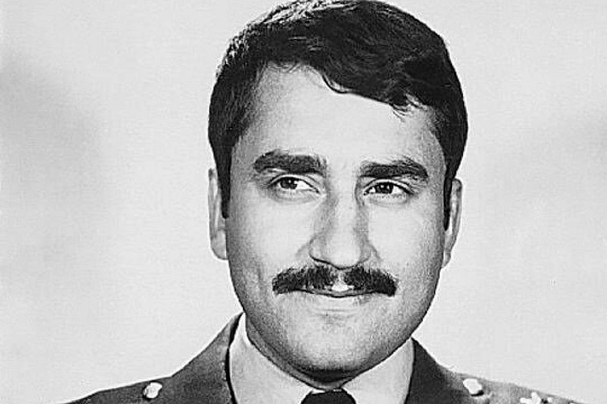 «علیرضا یاسینی» خلبان مشهور F-4 و F5 در کنار جنگنده اش؛ دهه 50