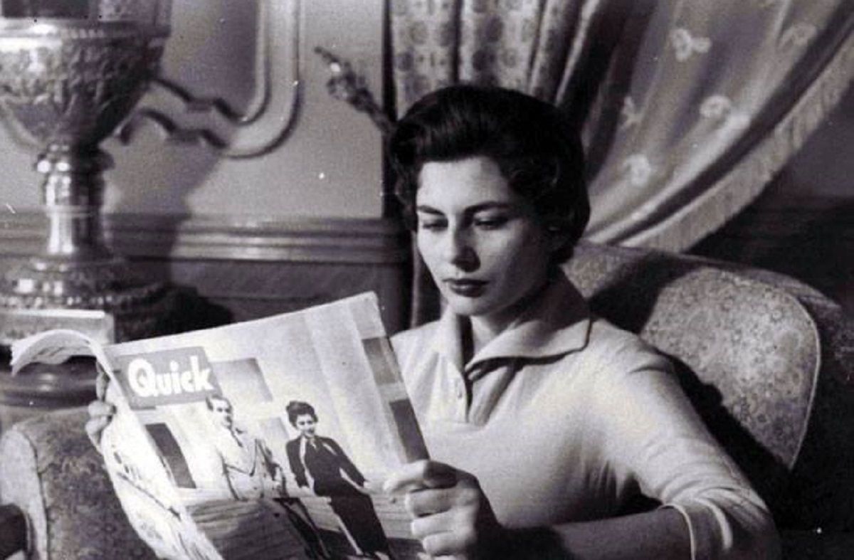 عکس قدیمی: تشییع جنازه ثریا اسفندیاری در فرانسه در سال 1380