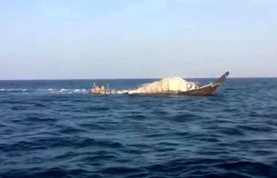 لحظه نجات شبانه ۱۱ خدمه لنج صیادی در بوموسی + ویدئو