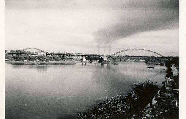 عکس یادگاری سرباز انگلیسی در میدان سه دختر اهواز 80 سال قبل