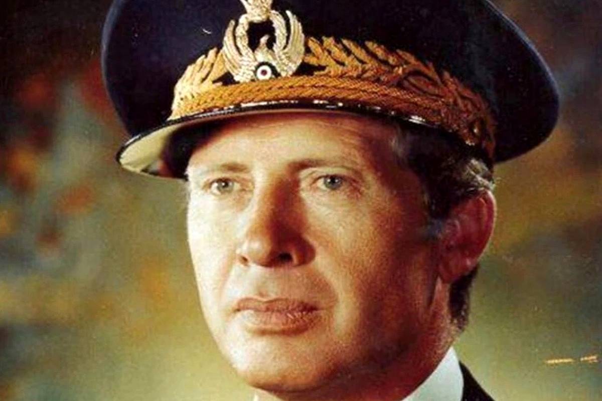 نادر جهانبانی در مراسم فارغ التحصیلی فرزندش انوشیروان